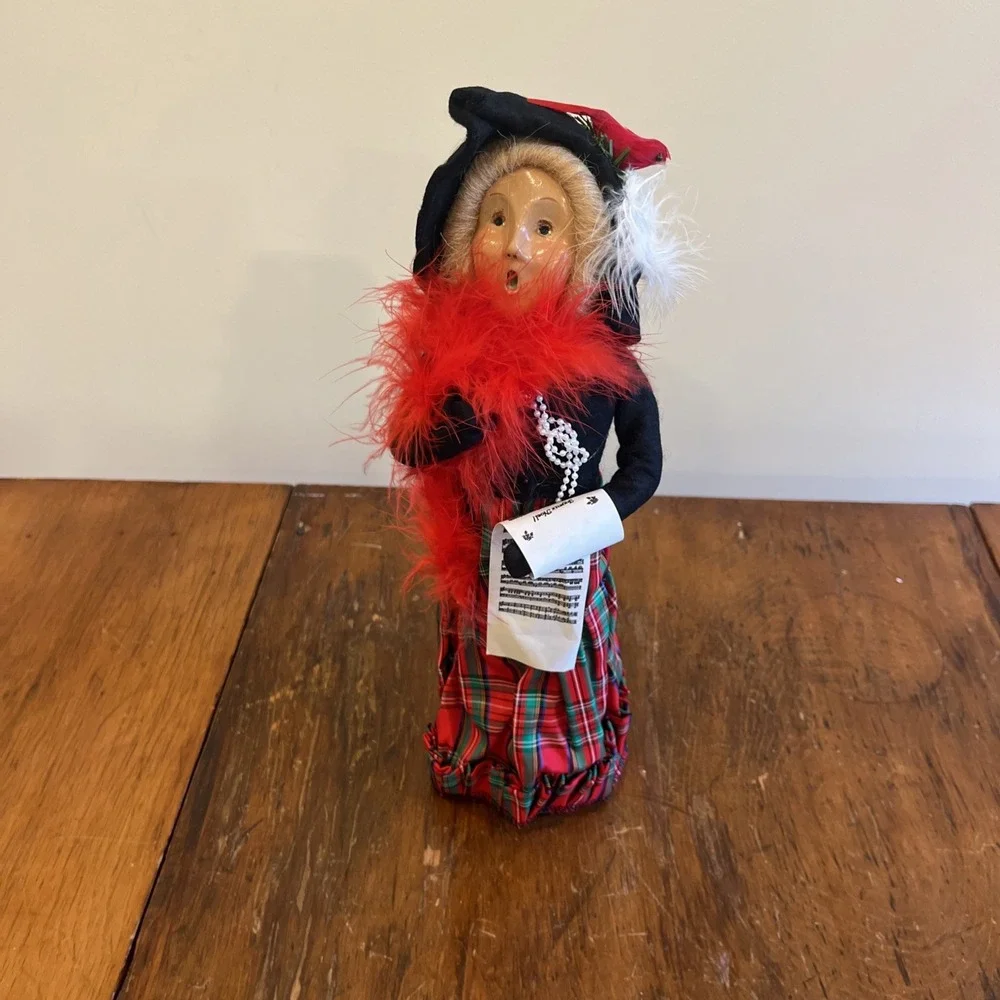 1996 BYERS CHOICE CHRISTMAS CAROLER Blond Hair cardinal, Red Boa Pearls Plaid